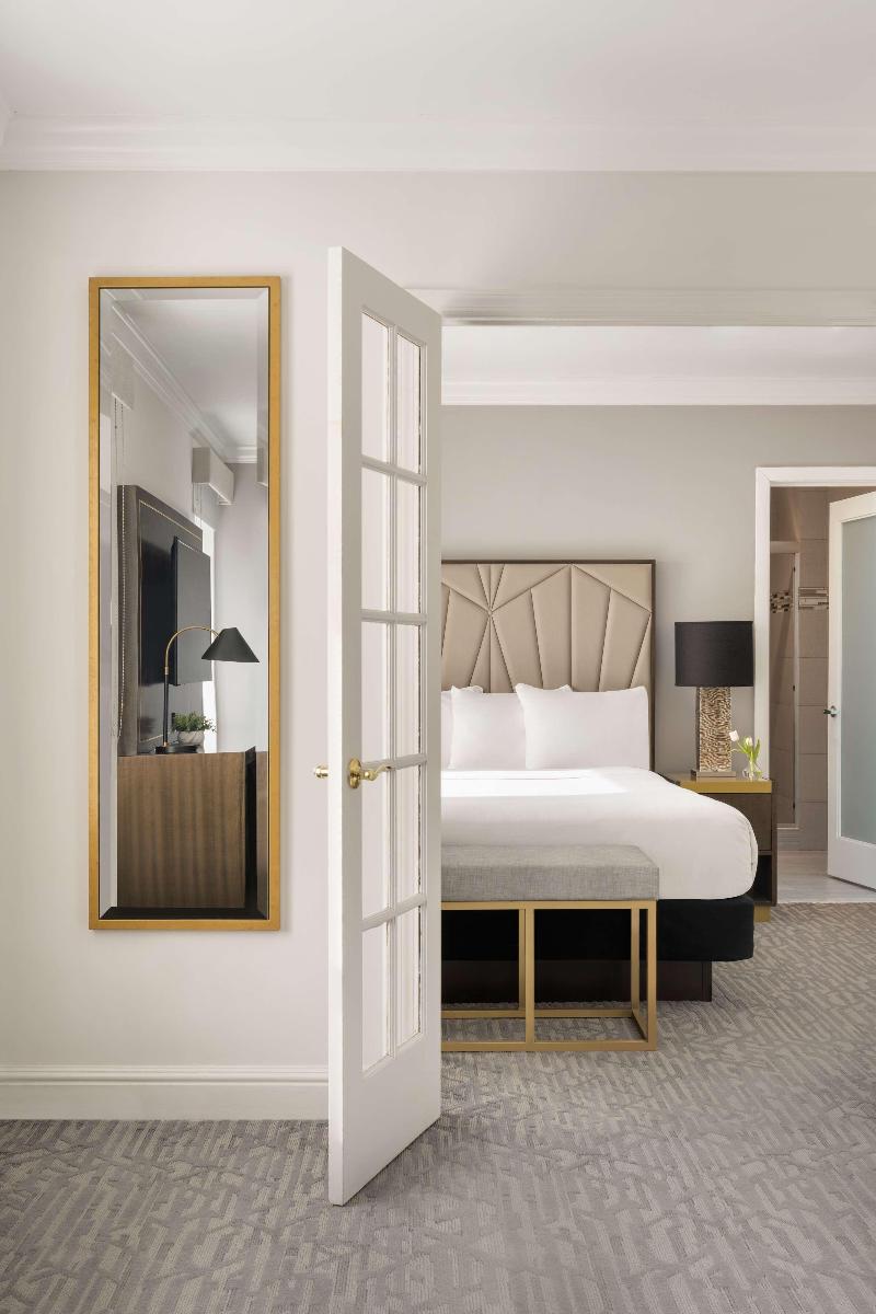 Martinique New York on Broadway, Curio By Hilton image