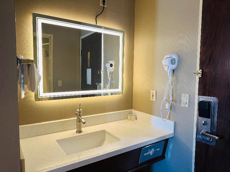 Days Inn by Wyndham Seatac Airport image