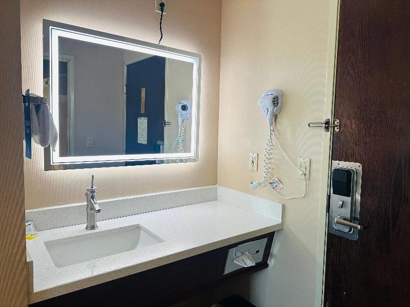 Days Inn by Wyndham Seatac Airport image
