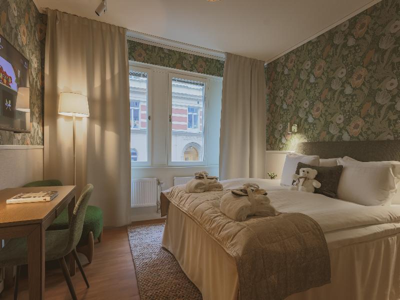 Corner Hotel image