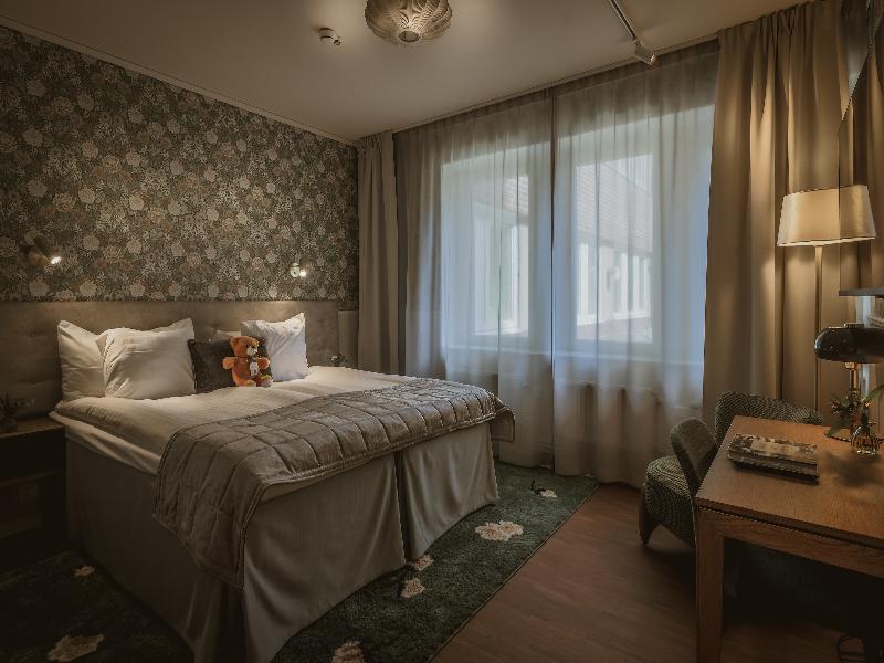 Corner Hotel image