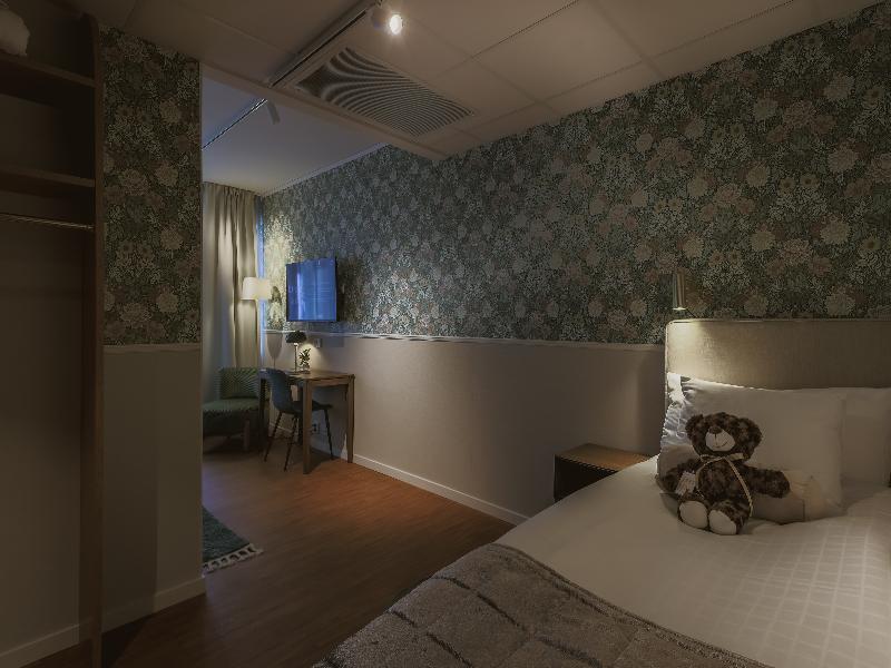 Corner Hotel image