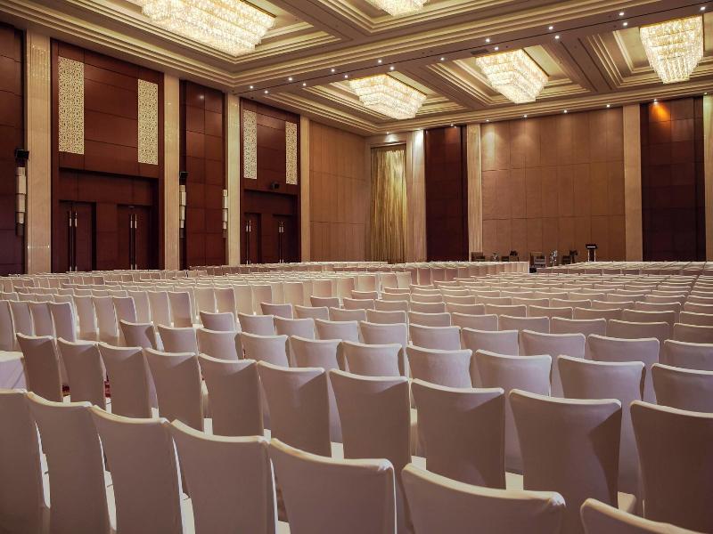 Renaissance Tianjin Lakeview Hotel image