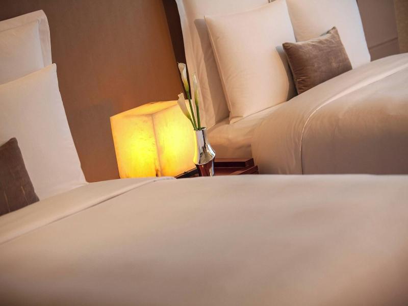 Renaissance Tianjin Lakeview Hotel image
