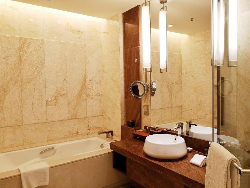 Renaissance Tianjin Lakeview Hotel image
