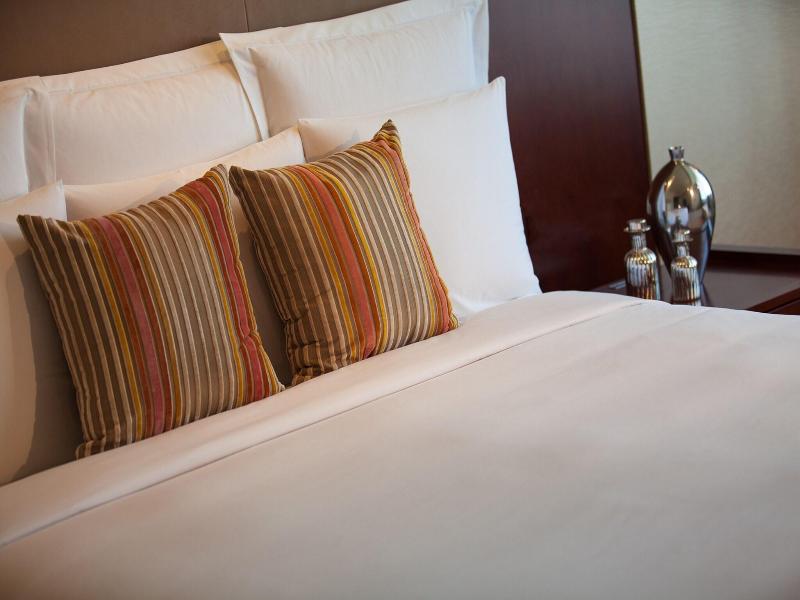 Renaissance Tianjin Lakeview Hotel image