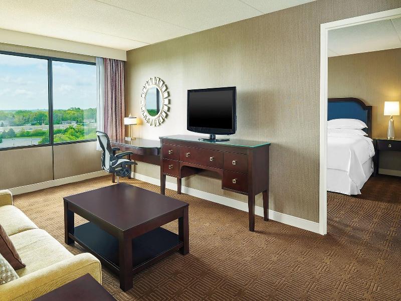 Sheraton Hotel Lisle image