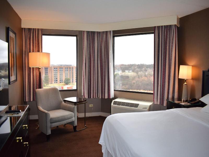 Sheraton Hotel Lisle image