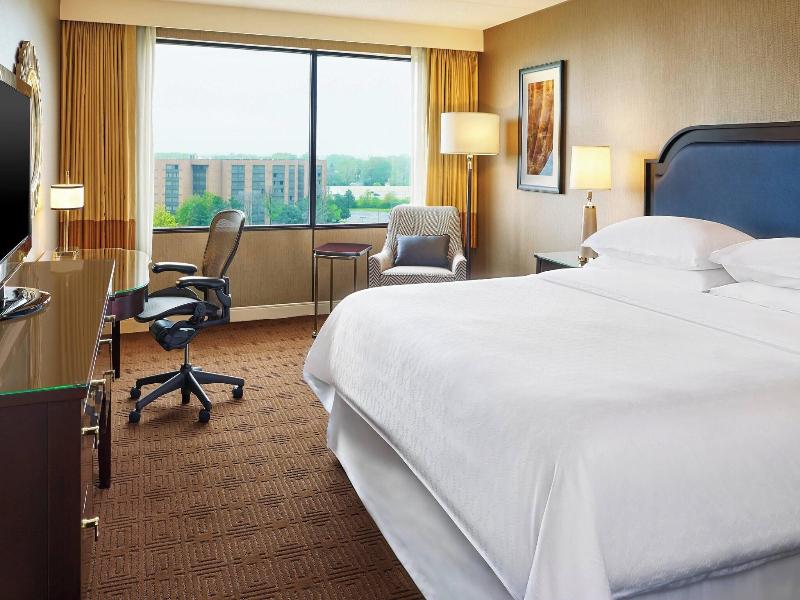 Sheraton Hotel Lisle image