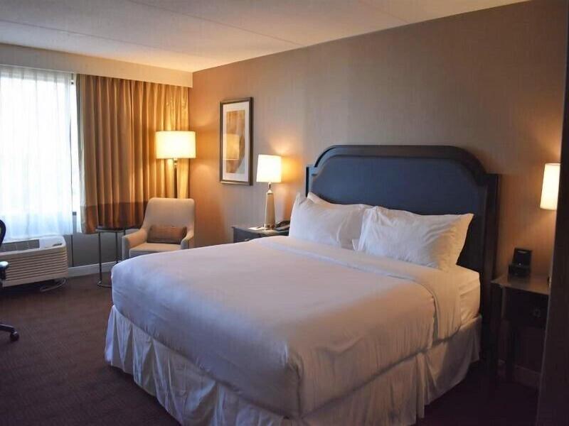 Sheraton Hotel Lisle image