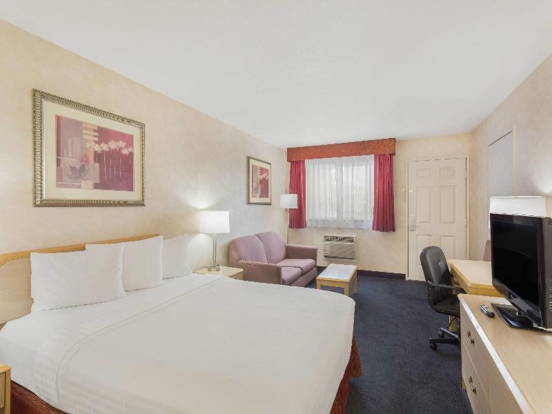 Days Inn By Wyndham Bullhead City image