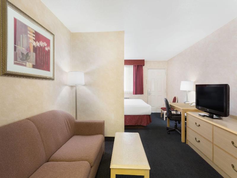 Days Inn By Wyndham Bullhead City image