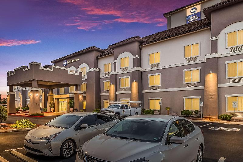 Best Western Douglas Inn & Suites image
