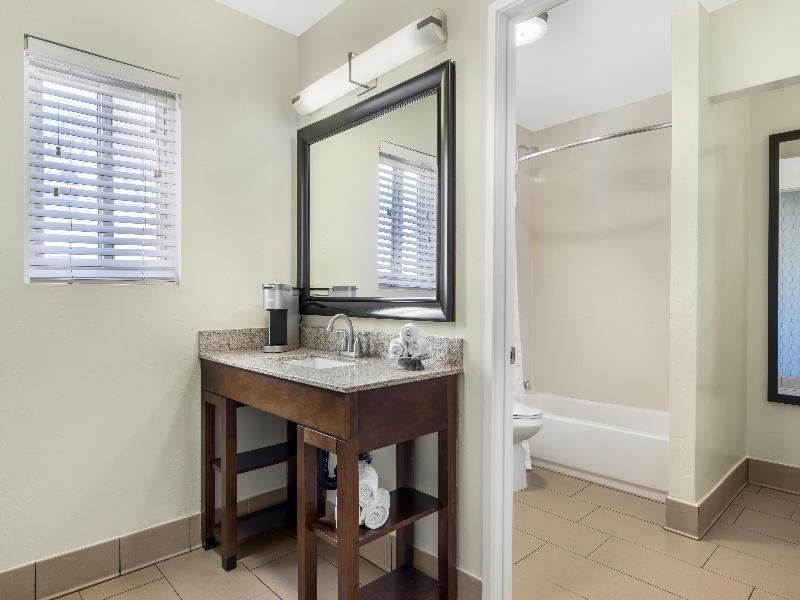 Best Western Plus Beach View Lodge Carlsbad image