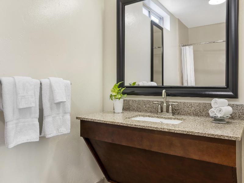 Best Western Plus Beach View Lodge Carlsbad image