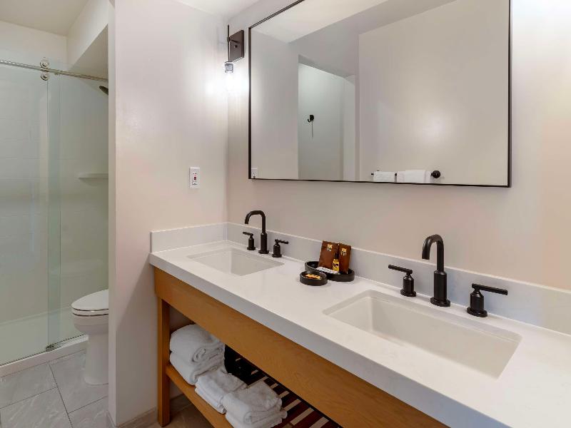 Best Western Plus Inn at the Vines image
