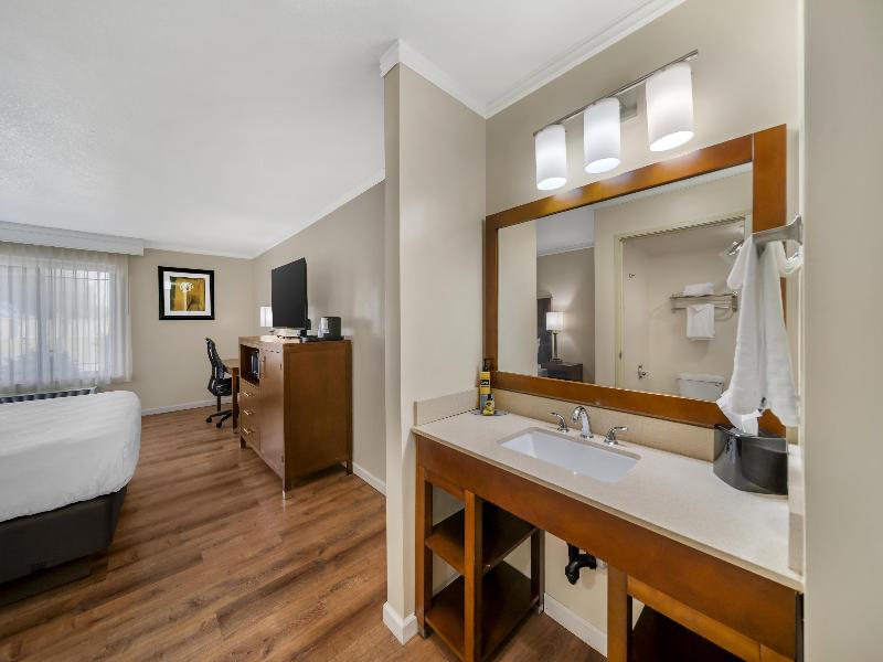 Best Western Plus Northwoods Inn image