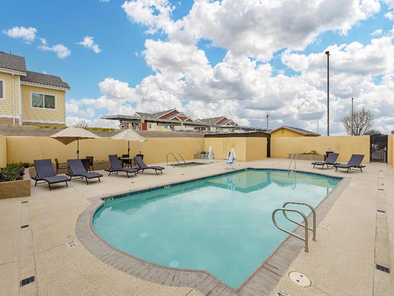 Best Western Plus Wasco Inn & Suites image