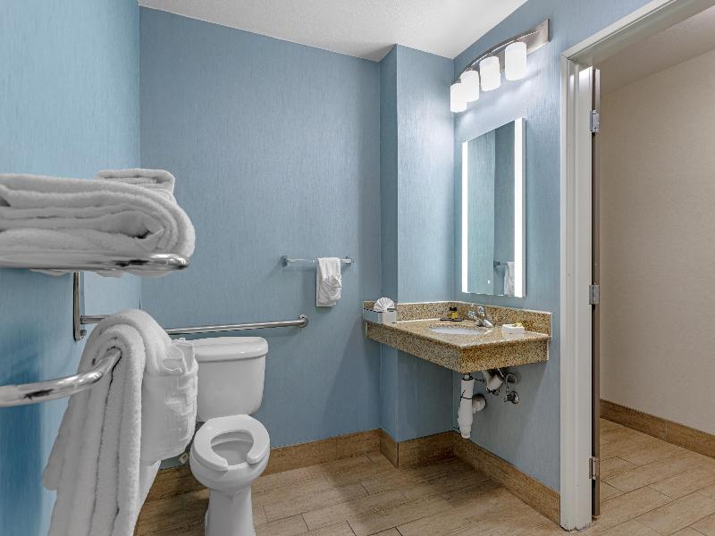 Best Western Plus Wasco Inn & Suites image