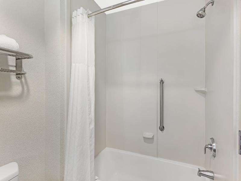 Best Western Plus Chain of Lakes Inn & Suites image