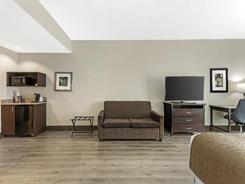 Best Western Plus Chain of Lakes Inn & Suites image