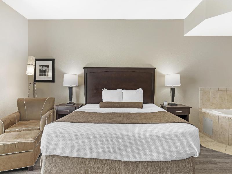Best Western Plus Chain of Lakes Inn & Suites image