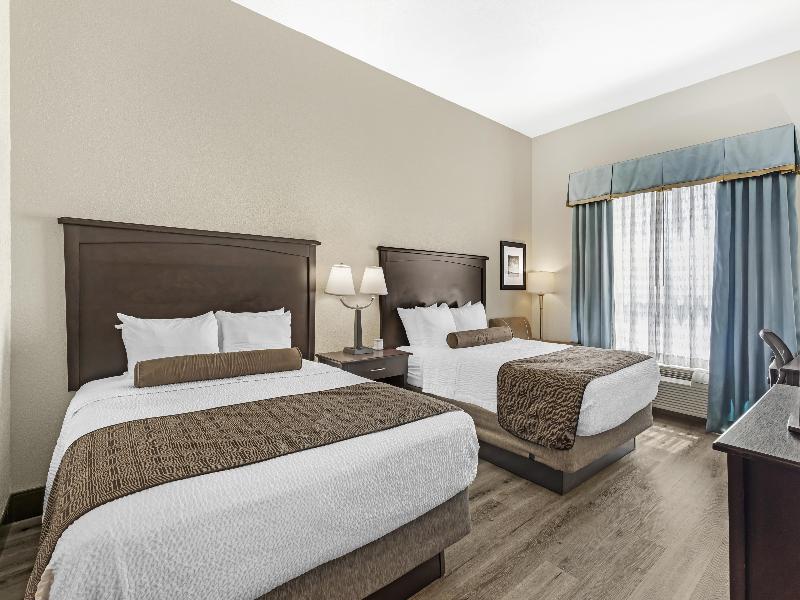 Best Western Plus Chain of Lakes Inn & Suites image