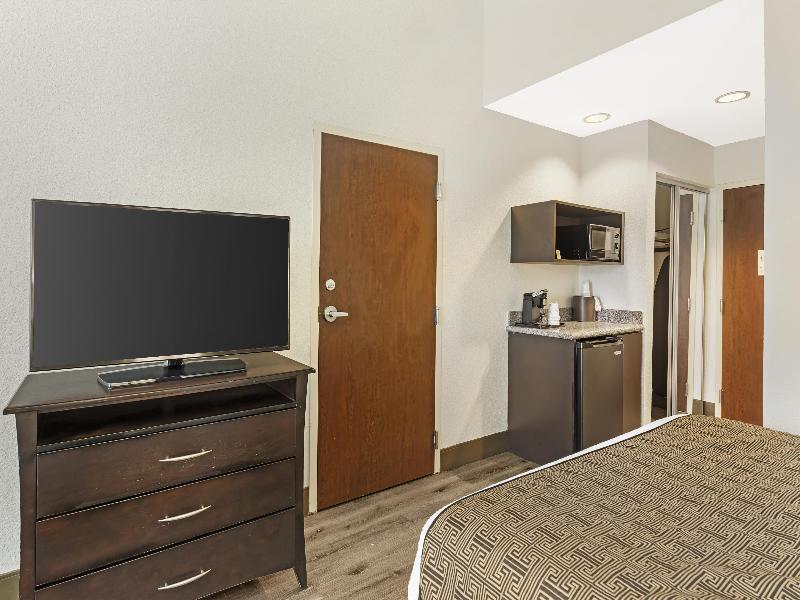 Best Western Plus Chain of Lakes Inn & Suites image