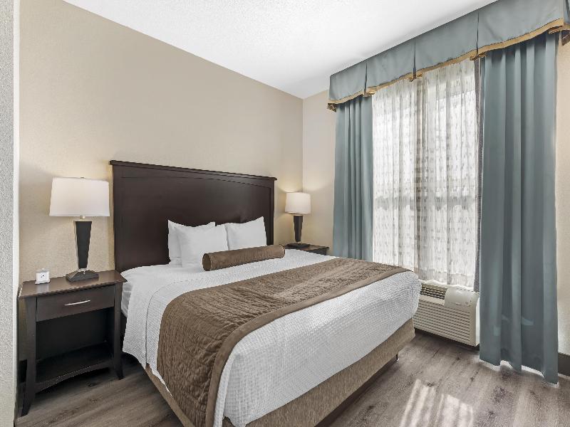 Best Western Plus Chain of Lakes Inn & Suites image