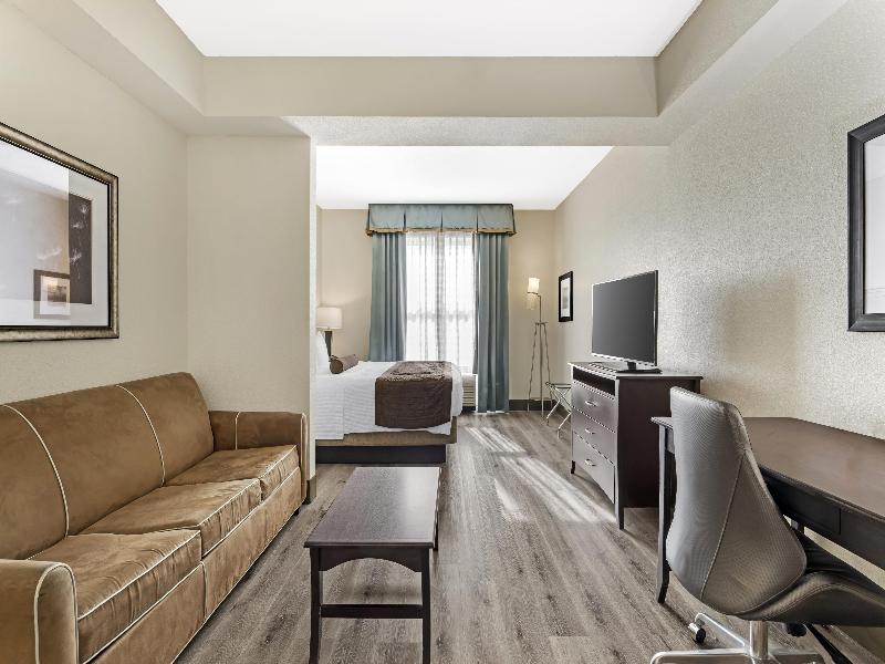 Best Western Plus Chain of Lakes Inn & Suites image