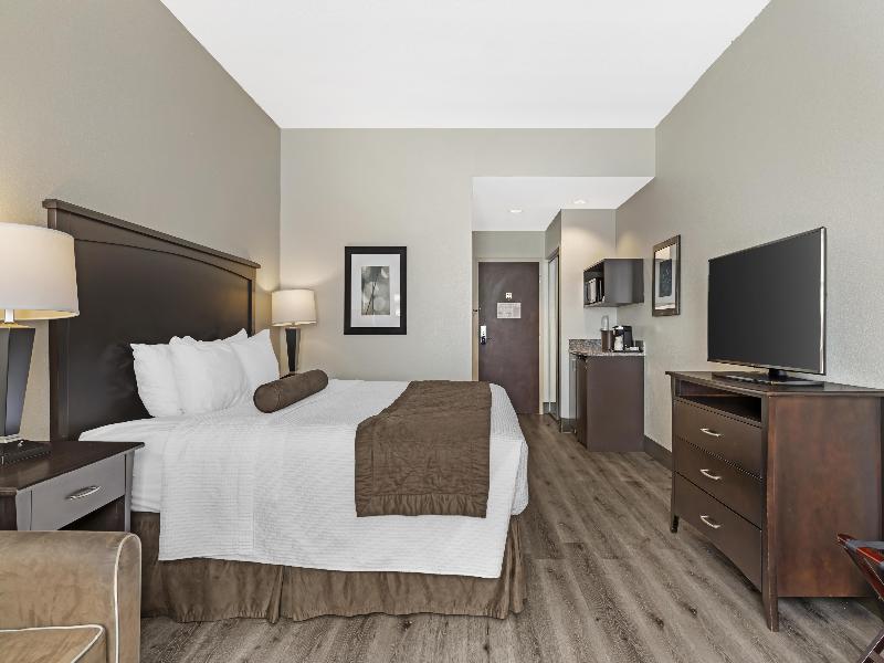 Best Western Plus Chain of Lakes Inn & Suites image
