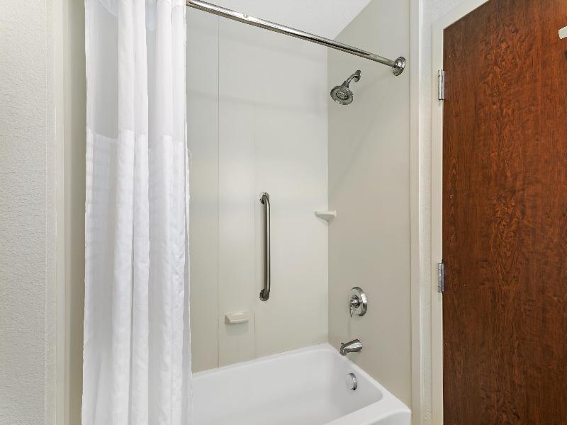 Best Western Plus Chain of Lakes Inn & Suites image
