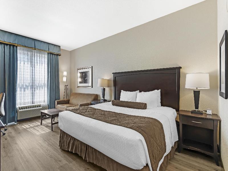 Best Western Plus Chain of Lakes Inn & Suites image