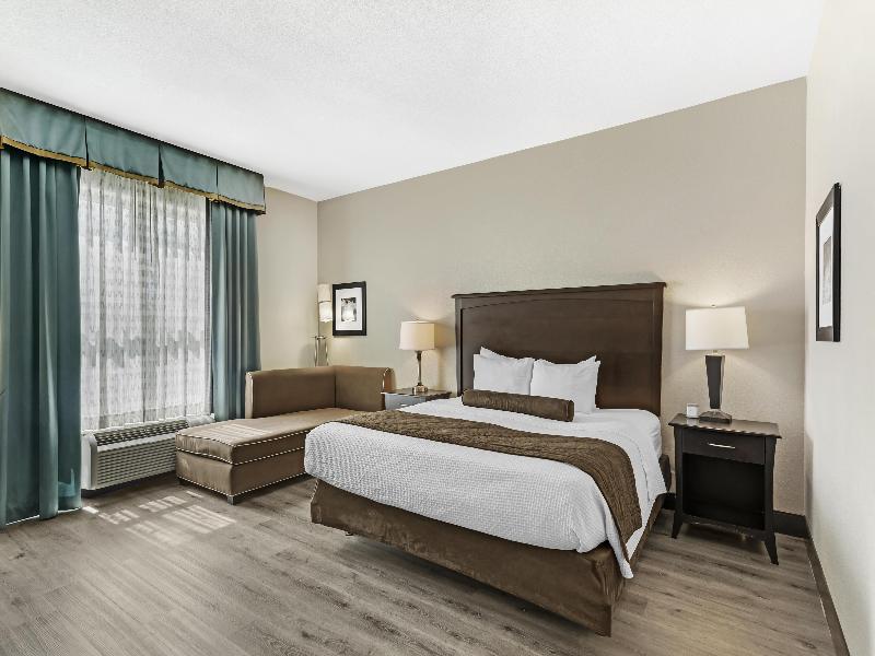 Best Western Plus Chain of Lakes Inn & Suites image