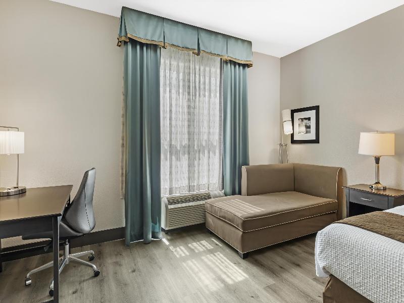 Best Western Plus Chain of Lakes Inn & Suites image