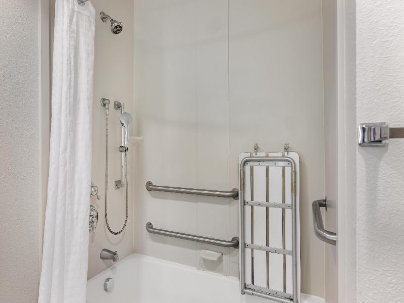Best Western Plus Chain of Lakes Inn & Suites image