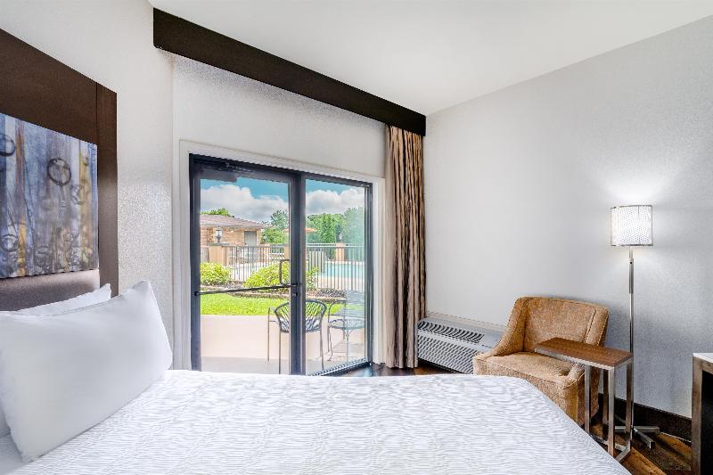 Aiden by Best Western Warm Springs Hotel and Event image