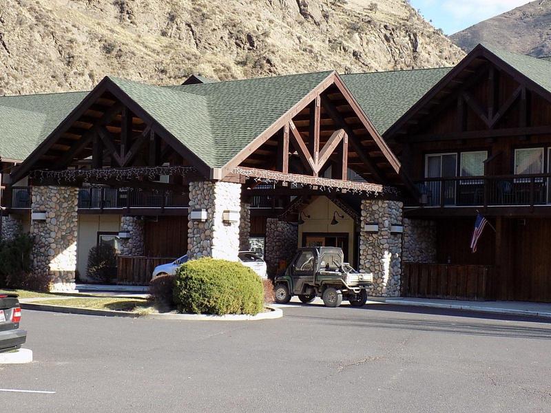 Best Western Salmon Rapids Lodge — exterior view