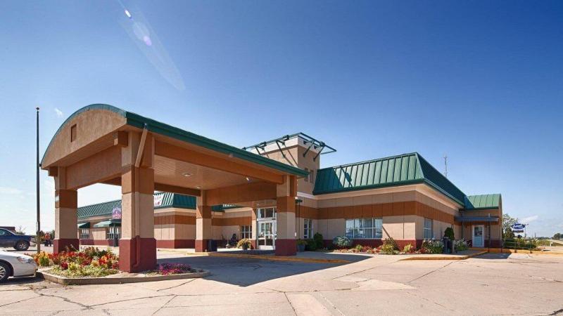 Rock Island Inn & Suites Marshalltown image
