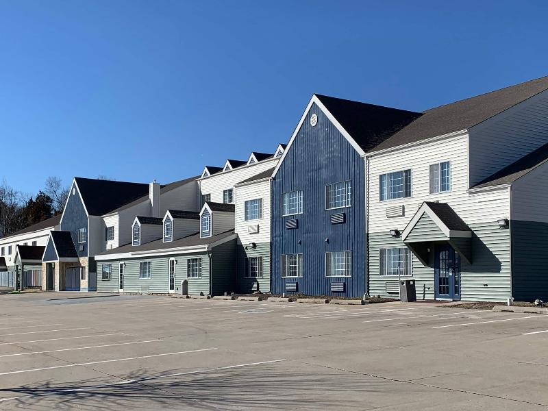 Days Inn & Suites By Wyndham Williamsburg Ia North image