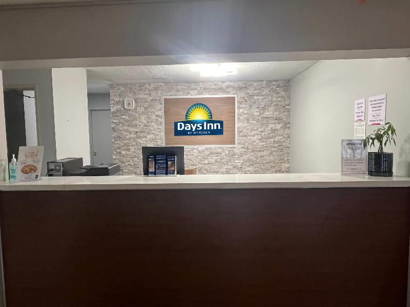 Days Inn & Suites By Wyndham Williamsburg Ia North image