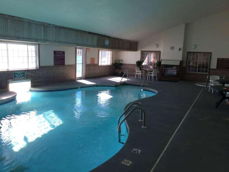 Days Inn & Suites By Wyndham Williamsburg Ia North image