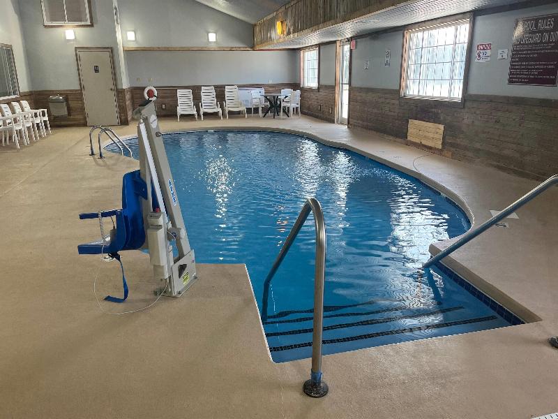 Days Inn & Suites By Wyndham Williamsburg Ia North image