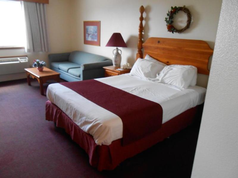 Days Inn & Suites By Wyndham Williamsburg Ia North image