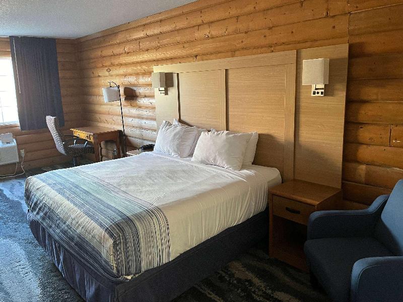 Days Inn & Suites By Wyndham Williamsburg Ia North image