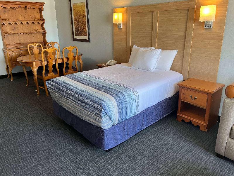 Days Inn & Suites By Wyndham Williamsburg Ia North image