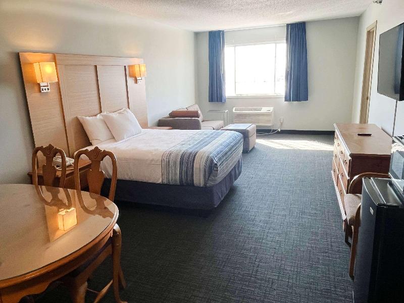 Days Inn & Suites By Wyndham Williamsburg Ia North image