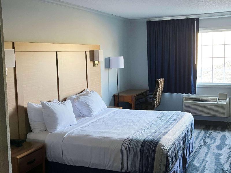 Days Inn & Suites By Wyndham Williamsburg Ia North image