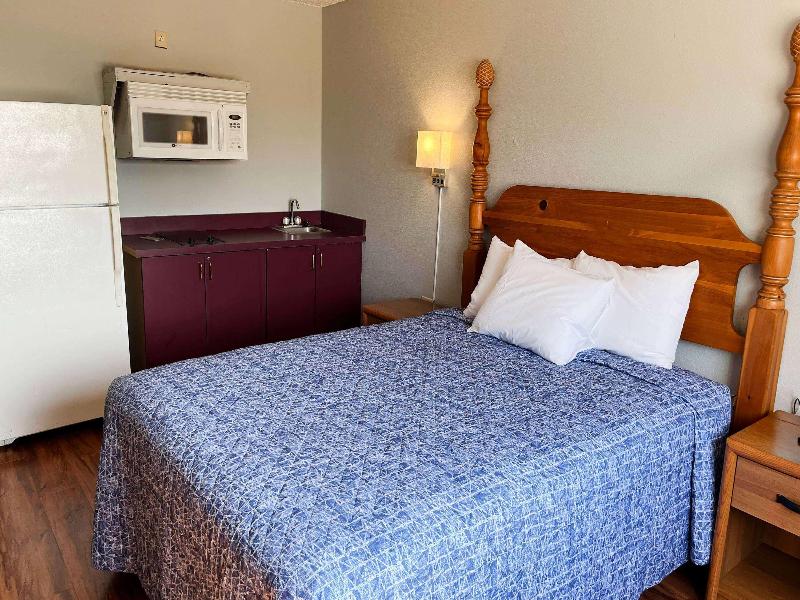 Days Inn & Suites By Wyndham Williamsburg Ia North image