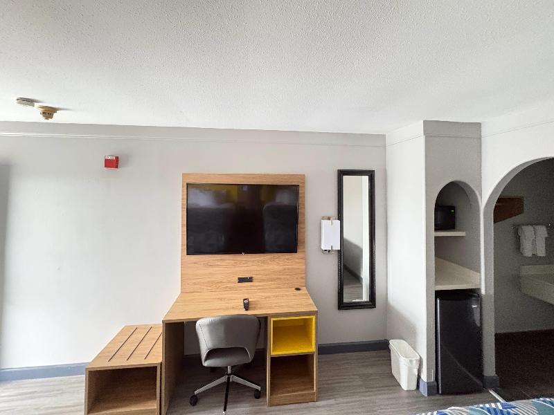 Days Inn by Wyndham Gonzales image